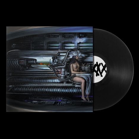 Schwarze Schreibschrift "XX" auf einem Vinyl-Label. Futuristische Illustration mit einer stilisierten Figur in metallischer Umgebung.