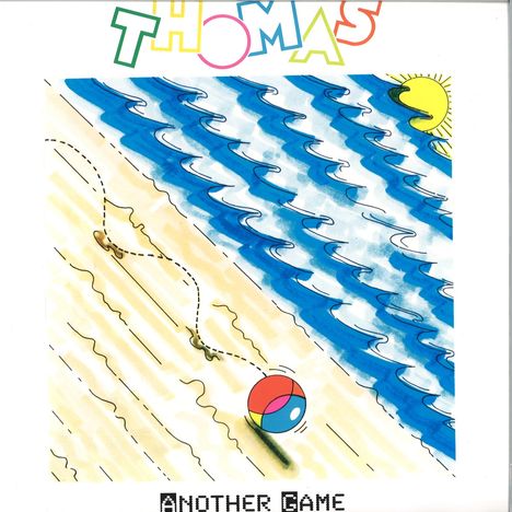 „THOMAS“ und „ANOTHER GAME“ in bunten Buchstaben. Illustration eines Strandes mit Ballspuren, Meer und Sonne.