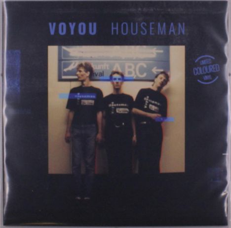 "VOYOU HOUSEMAN" und "LIMITED COLOURED VINYL". Drei Personen in schwarzen T-Shirts vor einem ABC-Schild.