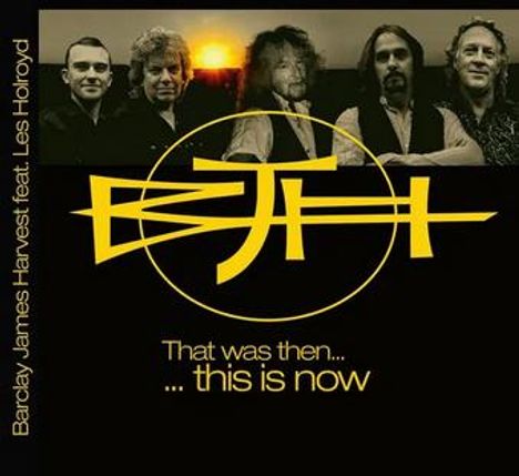 „Barclay James Harvest feat. Les Holroyd. That was then... this is now“. Fünf Männer vor schwarzem Hintergrund, gelbes Logo.