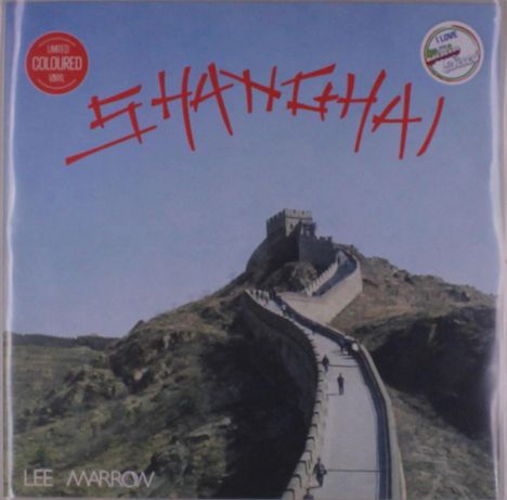 Shanghai in roter Schrift, darunter Lee Marrow. Abbildung der Chinesischen Mauer bei sonnigem Wetter.