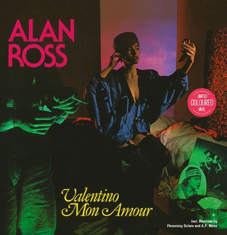 "Alan Ross, Valentino Mon Amour" in bunten Großbuchstaben. Eine stilvolle Szene mit Personen in farbigem Licht.