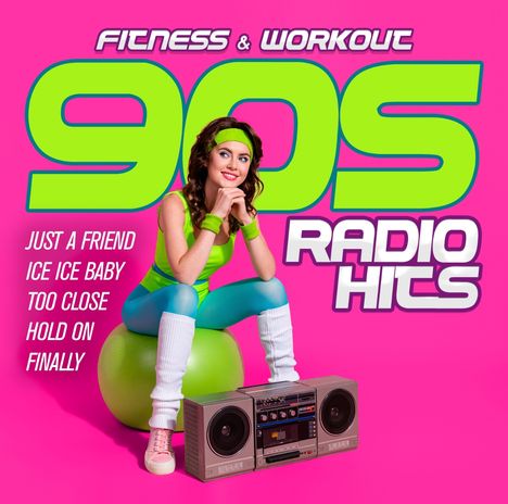 "Fitness & Workout 90s Radio Hits", Liste von Songs. Frau in buntem Fitness-Outfit sitzt auf einem Gymnastikball mit Radio.