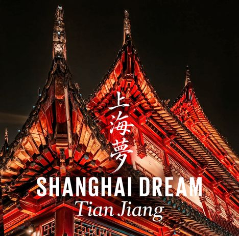 Text: „Shanghai Dream, Tian Jiang“. Traditionelle, rot beleuchtete chinesische Architektur, abends betrachtet.