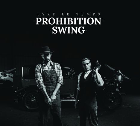 "LYRE LE TEMPS PROHIBITION SWING" steht groß über zwei Männern mit einem Vintage-Auto im Hintergrund.