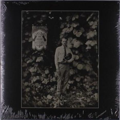 Der Text oben links lautet: "The Black Keys - Chulahoma". Ein Mann steht mit einer Gitarre vor dichten Blättern.