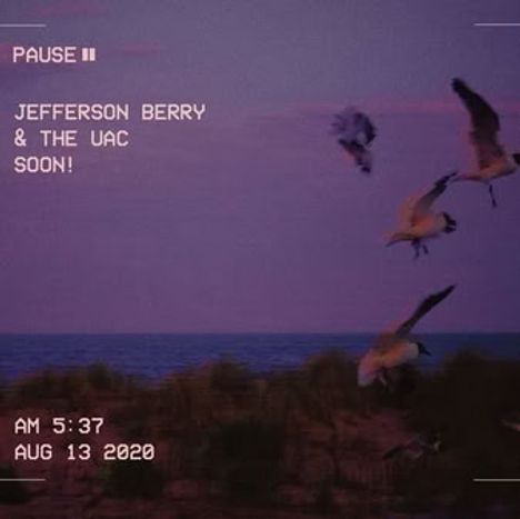 "PAUSE II", "JEFFERSON BERRY & THE UAC SOON!", "AM 5:37 AUG 13 2020". Küste bei Dämmerung mit fliegenden Möwen.