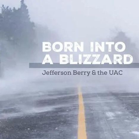 "Born Into a Blizzard. Jefferson Berry & the UAC." Schneebedeckte Straße, stürmisch mit gelber Mittellinie.
