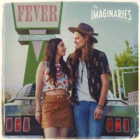 Texte: "FEVER", "The Imaginaries". Ein Mann und eine Frau stehen lächelnd vor einem Auto, im Hintergrund ein großes Schild.