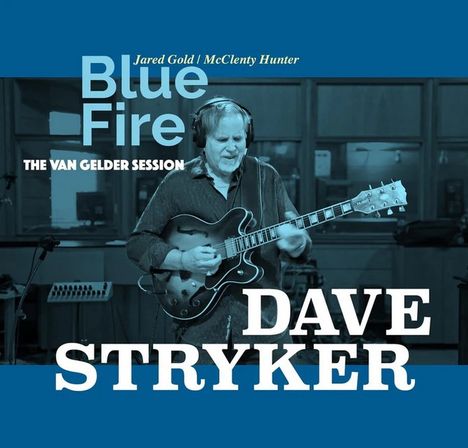 Texte: "Blue Fire," "THE VAN GELDER SESSION," "Dave Stryker," "Jared Gold | McClenty Hunter." Ein Mann spielt E-Gitarre im Studio.