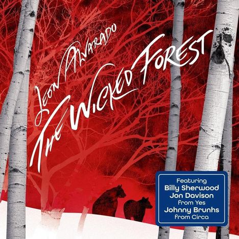 "Leon Alvarado, The Wicked Forest. Featuring Billy Sherwood, Jon Davison (Yes), Johnny Bruhns (Circa). Silhouetten von zwei Bären, rote Bäume, Birkenstämme."