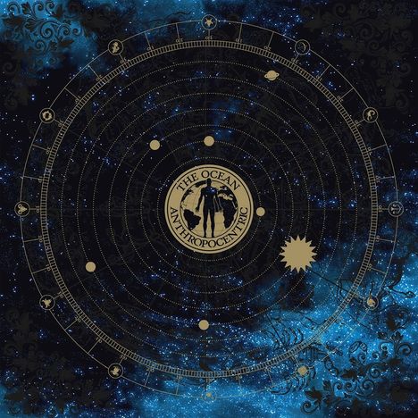 Text: "THE OCEAN ANTHROPOCENTRIC". Illustration: Ein goldener, kreisförmiger Zodiak vor einem blauen, sternenreichen Hintergrund.