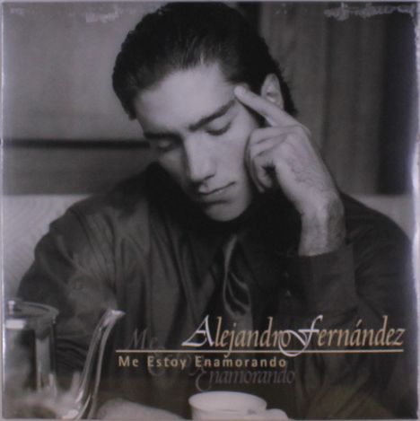 Text: "Alejandro Fernández Me Estoy Enamorando." Ein Mann in nachdenklicher Pose mit geschlossenen Augen im Vordergrund.