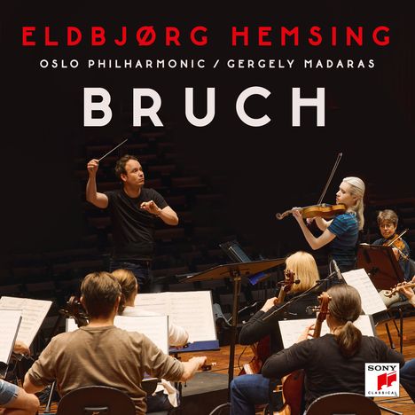 "Eldbjørg Hemsing", "Oslo Philharmonic / Gergely Madaras", "Bruch". Ein Orchester spielt in einem Saal, Geigerin vorne.