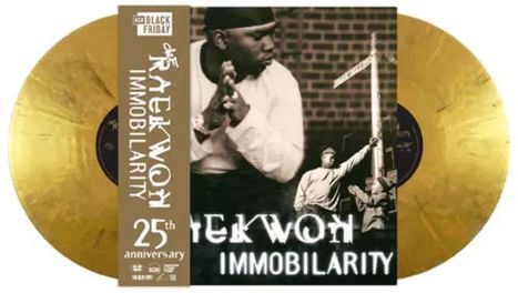 Text: Raekwon, Immobilarity, 25th anniversary. Zwei goldene Schallplatten und ein Schwarz-Weiß-Foto zweier Männer.
