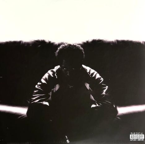 "Parental Advisory Explicit Content." Ein dunkel gehaltenes Foto zeigt eine Person im Schatten, sitzend auf einem Sofa.