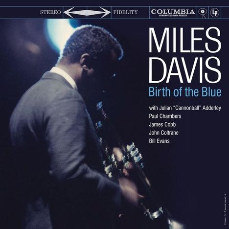 Texte: "Miles Davis Birth of the Blue", Musikerliste. Ein Mann spielt ein Blasinstrument im blauen Scheinwerferlicht.
