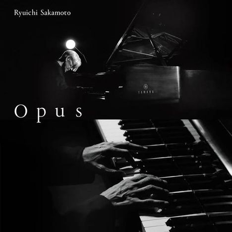 Texte: "Ryuichi Sakamoto", "Opus". Ein Pianist spielt leidenschaftlich an einem Konzertflügel. Schwarzweiß-Aufnahme.