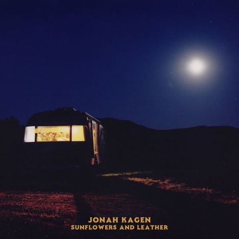 Text: "Jonah Kagen, Sunflowers and Leather". Ein beleuchteter Wohnwagen unter einem klaren Nachthimmel mit Vollmond.