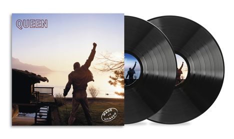 Text: QUEEN, MADE IN HEAVEN. Darunter eine Statue mit erhobenem Arm, Seeblick, zwei Schallplatten.