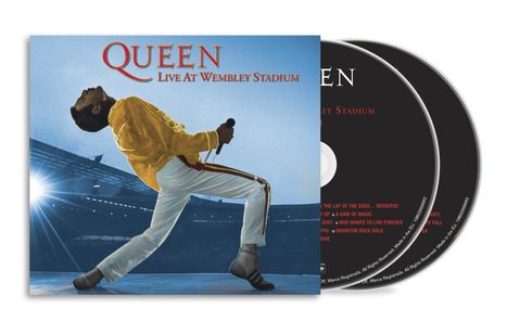 "QUEEN LIVE AT WEMBLEY STADIUM" in roter Schrift. Sänger in gelber Jacke auf Bühne. Zwei CDs sichtbar.