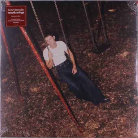 "henry moodie, mood swings" steht oben links in einem roten Kasten. Eine Person sitzt auf einer Schaukel.