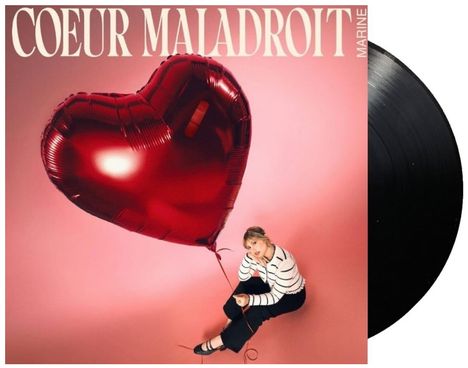 „COEUR MALADROIT“ und „MARINE“ in großen Buchstaben. Eine Frau sitzt auf rosa Boden, hält einen roten Herz-Luftballon.