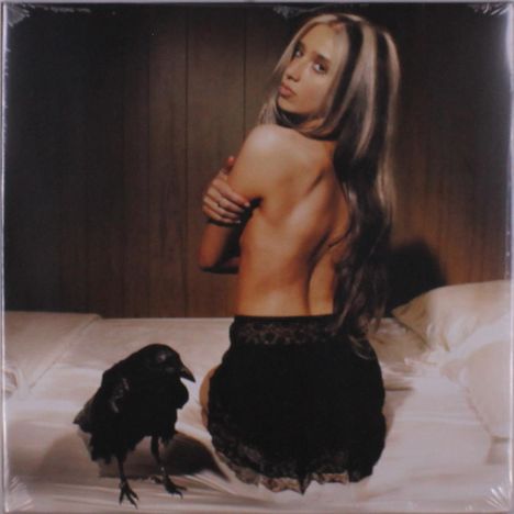 Eine Frau sitzt mit dem Rücken zum Betrachter auf einem Bett, neben ihr ein Rabe. Sie trägt nur einen dunklen Rock.