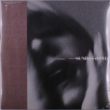 Text: „SUNDAY (1994)“. Unscharfes schwarz-weiß Bild mit einem Gesicht und einer dunklen vertikalen Linie links.