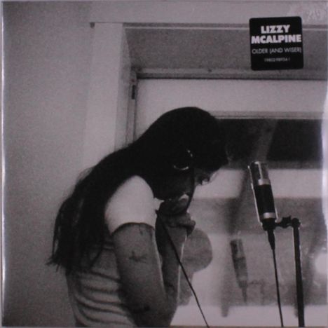 Text: "LIZZY MCALPINE OLDER (AND WISER)". Schwarz-Weiß-Foto: Person mit Kopfhörern singt in ein Mikrofon.