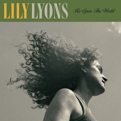 Text: „LILY LYONS“ oben groß, „Re-Open The World“ kleiner. Schwarz-weißes Bild einer Frau mit lockigem Haar im Wind.