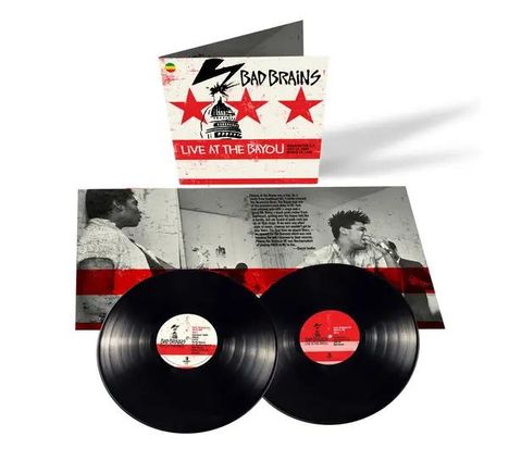 Text: "Bad Brains", "Live at the Bayou". Zwei Schallplatten, rotes und schwarzes Design, Bandfotos.
