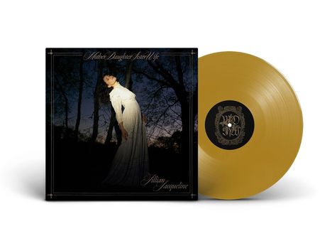 "Mother Daughter Sister Wife", "Jillian Jacqueline". Dunkle Szene, Frau in weißem Kleid, goldene Vinyl-Schallplatte.