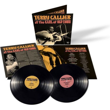 "Terry Callier at the Earl of Old Town" steht in auffälliger Schrift. Dazu zwei Schallplatten und ein geöffnetes Albumcover.