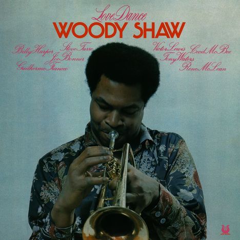 Texte: "Love Dance," "Woody Shaw," Musiker spielt Trompete, trägt ein bunt gemustertes Hemd.