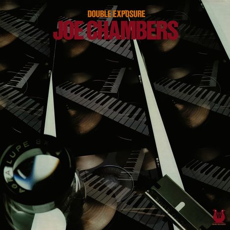 Oben stehen "Double Exposure" in Orange und "Joe Chambers" in Rot. Schwarz-weißes Klavierthema mit Schallplatten.