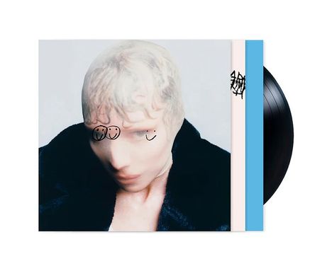 Unscharfes Porträt eines blonden Menschen mit einer Zeichnung von Brillen und einem Lächeln auf dem Gesicht.