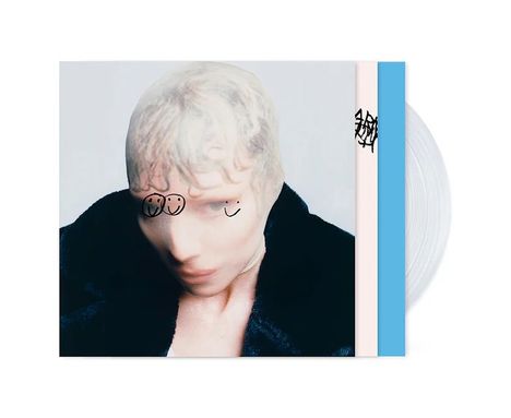 Auf der rechten Seite stehen handgezeichnete Zeichen. Ein unscharfes, weiches Porträt mit Kritzeleien über den Augen.