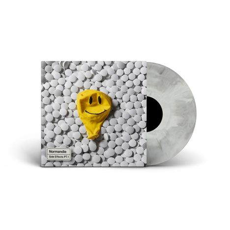 "Normandie Side Effects Pt.1" steht auf dem Cover. Ein gelber Luftballon mit Smiley liegt auf weißen Tabletten.