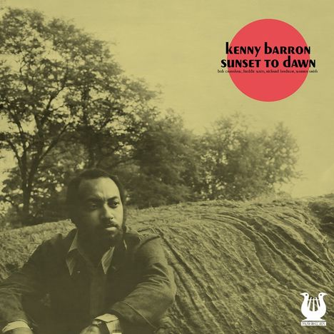 Kenny Barron "Sunset to Dawn". Ein Mann sitzt auf einem Felsen, im Hintergrund sind Bäume, unten rechts ein Logo.
