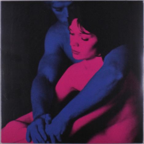 Keine Texte erkennbar. Ein Paar in intensiven Farben, der Mann in Blau, die Frau in Pink, eng umarmt vor schwarzem Hintergrund.