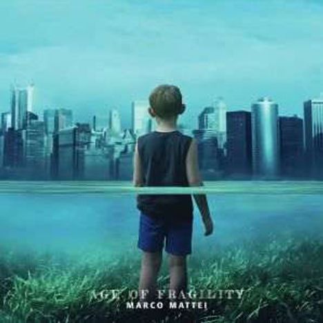 Text: "AGE OF FRAGILITY, MARCO MATTEI." Ein Kind steht im Wasser, blickt auf eine Skyline.