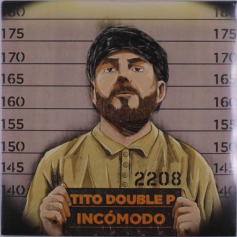 Ein Mann mit Bart hält ein Schild mit der Aufschrift "TITO DOUBLE P INCÓMODO", Hintergrund mit Höhenmarkierungen.
