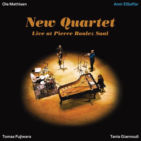 "New Quartet: Live at Pierre Boulez Saal". Vier Musiker, mit Saxophon, Trompete, Schlagzeug und Flügel, spielen auf einer Bühne.