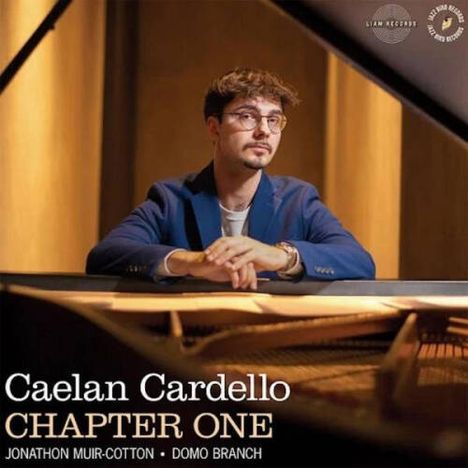 Text: "Caelan Cardello Chapter One Jonathon Muir-Cotton Domo Branch." Ein Mann am Klavier in elegantem Ambiente.