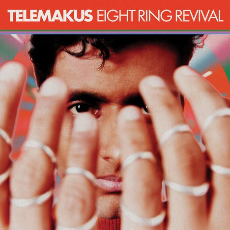 „TELEMAKUS EIGHT RING REVIVAL“ steht oben. Nahaufnahme eines Gesichts, umgeben von Händen mit weißen Ringen.