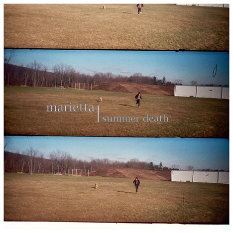 Text: "marietta | summer death". Drei identische Landschaftsfotos in herbstlichen Farben mit einem Hund und einer Person auf einer Wiese.