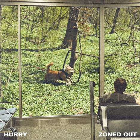Links unten: "HURRY". Rechts unten: "ZONED OUT". Draußen spielt ein Hund, drinnen sitzt eine Person auf einem Stuhl.
