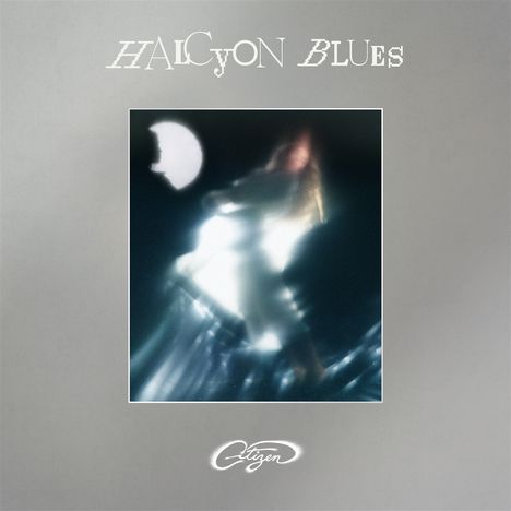 "Halcyon Blues" oben, "Citizen" unten. Verschwommenes Bild einer Person vor einem Halbmond auf grauem Hintergrund.