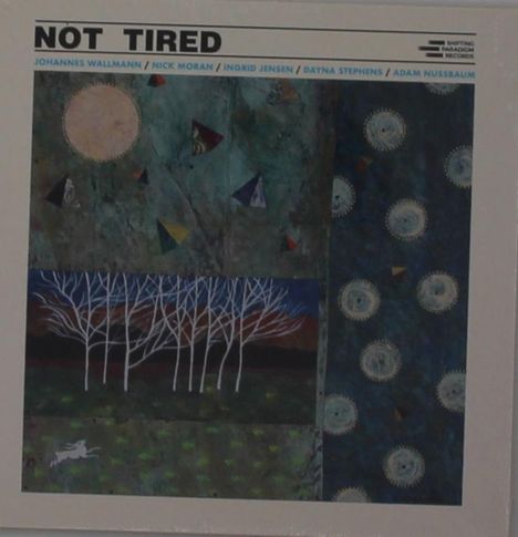 "NOT TIRED" und Namen von Musikern. Kunstcollage mit geometrischen Formen, weißen Bäumen und einem Hasen.